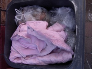 Liegt die Jacke nicht süß und unschuldig in unserer Mülltonne?