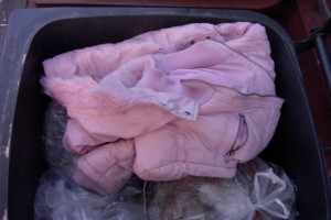 Niemals könnte ich meinen Dreck auf eine solch süße Girly-Jacke schmeißen. Der Gedanke war unerträglich für mich.