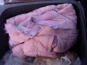 Es kostete mich Überwindung, den Mülltonnendeckel über der noch nach der Trägerin duftenden Jacke zu schließen und sie ihrem schmutzigen Schicksal zu überlassen, aber die Jacke ist genauso Abfall wie der ganze andere Dreck in unserer Mülltonne!
