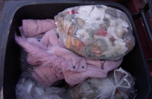 Vielleicht noch drei Tage, dann liegt die süße rosa Jacke schon in den tieferen Müllschichten.
