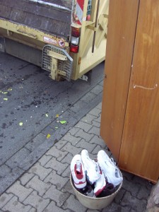 Müll1011 032.jpg (280.86 KiB) 8811 mal betrachtet Gleich würde auch hier der Bürgersteig wieder leer sein!