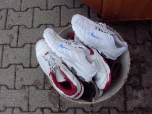 Müll1011 033.jpg (158.64 KiB) 8476 mal betrachtet Unfassbar: Gleich würden die optisch makellosen Turnschuhe zu verschrammten Möbeln und verpinkelten, durchgerittenen Matratzen gepresst werden.