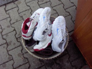 Müll1011 035.jpg (156.51 KiB) 8476 mal betrachtet Die Müllwerker liefen schon zum Schrank direkt nebendran. Gleich waren auch die Turnis "fällig".