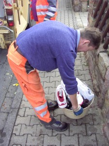 Müll1011 036.jpg (327.48 KiB) 8231 mal betrachtet In den schmutzigen Händen eines Orangenen Engels.