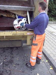 Müll1011 037.jpg (315.11 KiB) 8231 mal betrachtet Ohne Umschweife ins Pressmüllauto, denn heute ist noch viel zu tun.