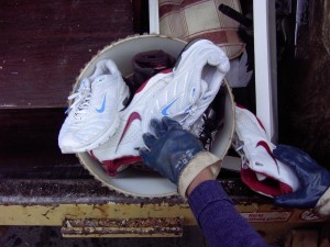 Müll1011 039.jpg (121.21 KiB) 8979 mal betrachtet Das Gerümpel noch mit den Arbeitshandschuhen festgehalten, damit die zum Sperrmüll verurteilten Turnschuhe nicht mehr "abhauen" können.