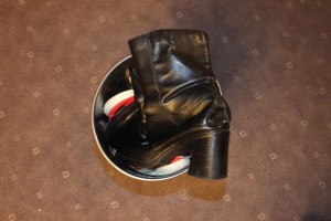 zerstörte Billig-Stiefeletten dazu