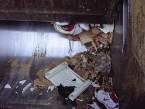 Müll1011 057.jpg (138.66 KiB) 8753 mal betrachtet Dieser Anblick lässt die Turnschuhe so aussehen was sie auch in Wirklichkeit sind: Auf ihren Brennwert reduzierter Haushaltsabfall!
