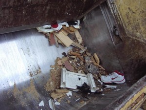 Müll1011 060.jpg (146.2 KiB) 8753 mal betrachtet Eigentlich schon wieder Platz für ein Sofa, Stühle oder Schrankteile.