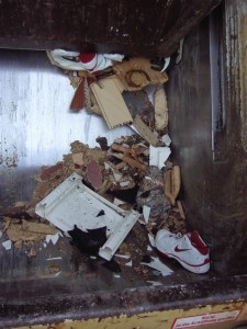 Müll1011 061.jpg (282.86 KiB) 8340 mal betrachtet ... und der Sohn der Anwohnerin, welche die Turnschuhe zum Sperrmüll geworfen hat, ahnt nicht, dass gerade seine Turnis in den Müll gepresst werden!