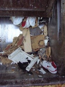 Müll1011 062.jpg (301.12 KiB) 8005 mal betrachtet Die Orangenen Engel wollten nochmal "durchpressen", damit der Bauch ihres Müllautos mehr Dreck laden kann, bevor neues Gerümpel geladen wird.