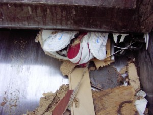 Müll1011 063.jpg (96.82 KiB) 8753 mal betrachtet Als das Pressschild sich für einen weiteren Pressdurchlauf öffnete, rutschten schon die gemarterten ein wenig heraus.