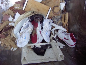 Müll1011 064.jpg (155.48 KiB) 8005 mal betrachtet Der gepresste Dreck fing an, in die Müllschüttung zurück zu rutschen.