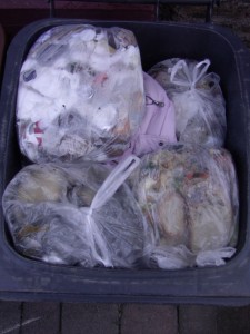 Müll0212 017.jpg (278.92 KiB) 6237 mal betrachtet Auch vor dieser süßen kuschelweichen rosa Girly-Jacke machen siffige Küchenmüllbeutel keinen Halt!
