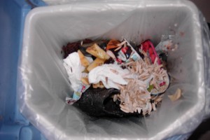 Müll0212 025.jpg (365.67 KiB) 5804 mal betrachtet Und schon wieder neuer Küchendreck auf Anjas Stiefeletten im Küchenmülleimer.