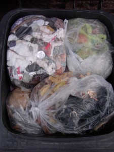 Müll0212 031.jpg (319.39 KiB) 5830 mal betrachtet Die rosa Girly-Jacke war schon so gut wie "vergessen" und nun wurden die Blicke auf Anjas vermüllte Stiefeletten gelenkt.