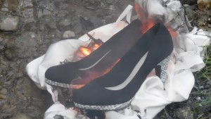 03.jpg (784.87 KiB) 8408 mal betrachtet Jetzt legen sie nochmal eine heiße Sohle hin.