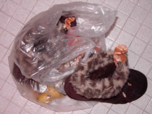 Innen waren die Uggs noch immer feucht von den schwitzigen Füßen Lauras; so oft hatte sie die auch an.