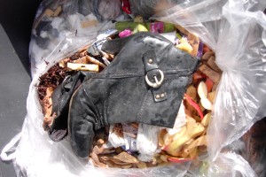 Von Anja tief in den Küchnmüll gedrückte Stiefeletten.