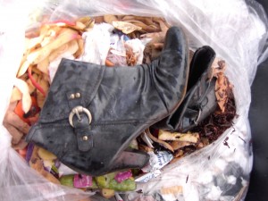 Die Stiefeletten waren schon durchdrungen vom feuchten Müllsiff und dementsprechend stanken sie auch.
