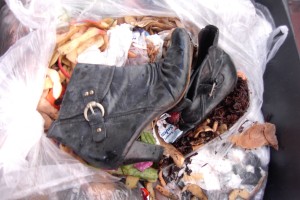 Kaum zu fassen, dass in diesen Stiefeletten noch vor kurzem Anjas süße Füße drin steckten.