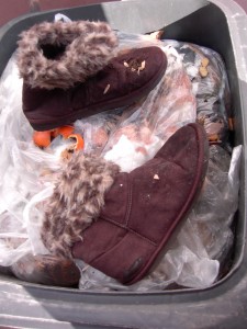 Die einstmals so &quot;raumfüllenden&quot; Winterstiefel waren über dei Tage im zugeknoteten und von anderem Dreck gefangenen Müllbeutel ganz zerknittert und eingesackt.