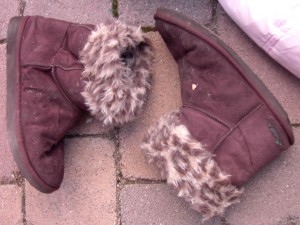 Lauras endfertig gelatschte und nun auch noch vermüllte UGGs.