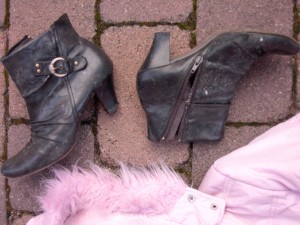 Klebrig versiffte stinkende Stiefeletten aus dem Hausmüll.