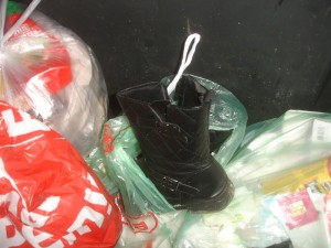 DSC08381_small.jpg (263.81 KiB) 8664 mal betrachtet schön versifft im grünen Beutel. Nass vom Inhalt. Kunstlederdinger in Gr. 39