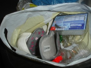 DSC08396_s.jpg (261.86 KiB) 7938 mal betrachtet Hausschlappen in Gr. 38 in einer kleinen 80L-Tonne + weißer BH