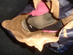 DSC08401_s.jpg (213.97 KiB) 7919 mal betrachtet Also die kleinen Tonnen sind weitaus spannender, als die ganz großen. Eine zusammengeknüllte Papiertüte direkt unterm Deckel. Einmal geöffnet erscheinen ausgelatschte Schlappen *gg*