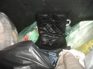 DSC08402_s.jpg (227.92 KiB) 7938 mal betrachtet Und da sind sie, die Stiefel von neulich, von einer Mülltüte niedergedrückt, haben sie nachgegeben und liegen flach gewölbt auf der grünen Tüte auf *g*