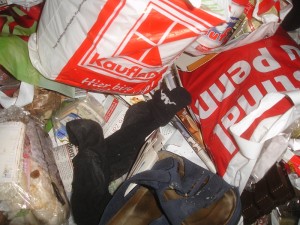 DSC08404_s.jpg (318.14 KiB) 8133 mal betrachtet Die Socken und Schlappen vom Nachbarn ;) Keine Löcher, aber dennoch im Müll.