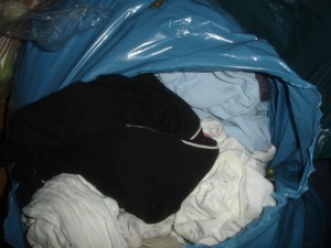 DSC08407_s.jpg (211.71 KiB) 8133 mal betrachtet Andere Tonne, anderer Fundus: zwei volle Säcke Altkleider einer sehr alten Dame