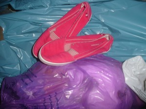 DSC08408_s.jpg (245.45 KiB) 7919 mal betrachtet Und siehe da: in einer gesonderten ganz kleinen Tüte finden sich komplett neue, kaum getragene Slipper von Graceland. Sie waren für die MVA bestimmt, doch das kann ich nicht zulassen :P