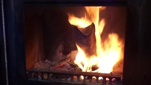Westernstiefel10.jpg (39.42 KiB) 5420 mal betrachtet Langsam beginnt er sich in den Flammen zu winden.