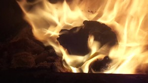 Die Schlaufe löst sich weiter, wird aber fast von den Flammen verdeckt. Irgendwie scheint die gelbe Flamme damit zusammenzuhängen.