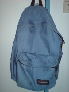 mein Schulrucksach ist ein Eastpak in hellblau, wie er von vielen Schülern getragen wird