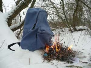 der Eastpak ist schon sehr kalt und vom Schnee auch schon etwas durchfeuchtet