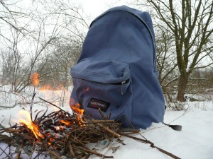 doch schon nach kurzer Zeit züngeln die ersten Flammen an seine Vortasche