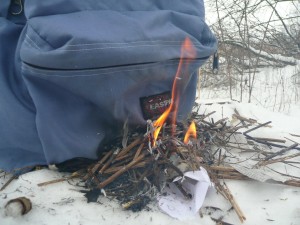 doch dann droht das Feuer auszugehen, damit das nicht passiert, schiebe ich den Eastpak behutsam auf die Äste