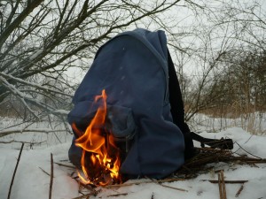 die Flammen schlagen nach oben und verbrennen den Deckel der Vortasche
