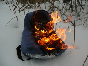 jetzt kommt auch das viele Papier darin zur Geltung, das dem Feuer genügend Nahrung bietet und dafür sorgt, dass die Flammen das weiche Nylon des Rucksacks verzehren