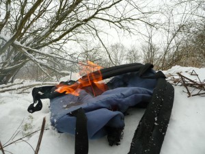 um die Verbrennung des Eastpaks zu beschleunigen wird er umgedreht, sodass die Flammen sich nun nach oben fressen können