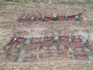 dann mit dem Trecker drübergefahren und ordentlich im Matsch eingeweicht. Durch die vielen Kieselsteinchen und den schweren Trecker schon ziemlich durchlöchert