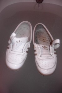 Bald waren beide Schuhe wieder sauber und das Badewasser dreckig und trübe. Bei dem Seifenverbrauch auch kein Wunder.