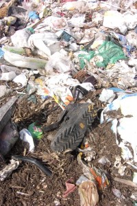 Luzifer01 027.jpg (294.55 KiB) 29177 mal betrachtet Arbeitslose Arbeitsschuhe von "Caterpillar" wurden von einem Müllverdichter der Konkurrenzfirma "Bomag" platt gewalzt.