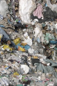 Luzifer01 029a.jpg (279.92 KiB) 28614 mal betrachtet Deutlich in der verwirrenden Müllvielfalt ist ein Gummistiefel zu erkennen.