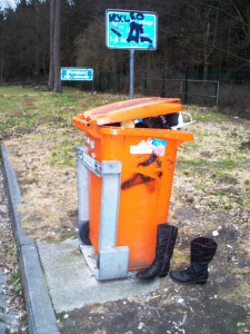 Müll0312 187.jpg (256.3 KiB) 10960 mal betrachtet So sehen heutzutage deutsche Rastplätze nicht selten aus!