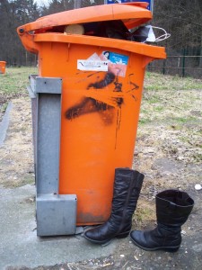 Müll0312 188.jpg (277.7 KiB) 10814 mal betrachtet Wegen Überfüllung landeten die wohl nicht mehr in der Mülltonne.